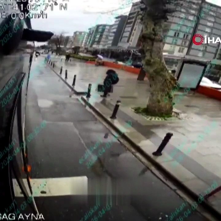 Otobüsten inen kadına motosiklet çarptı