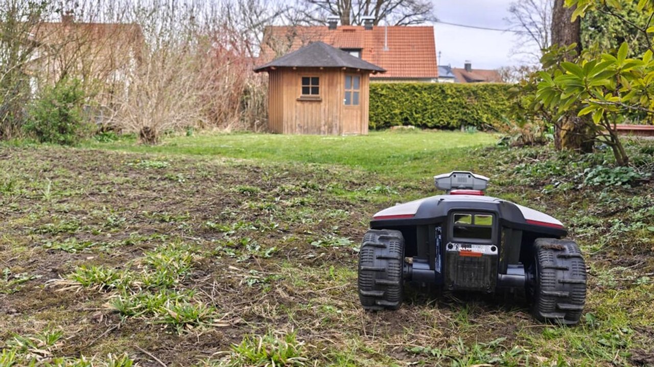 Mammotion LUBA Mini 2 AWD 1000 beim Kantenschnitt