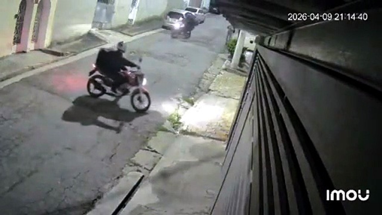 Policial feminina finge rendição e mata dupla de assaltantes no meio da rua