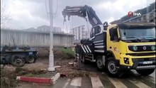 Köprü kirişi kavşağa sıkışıp trafiği saatlerce felç etti