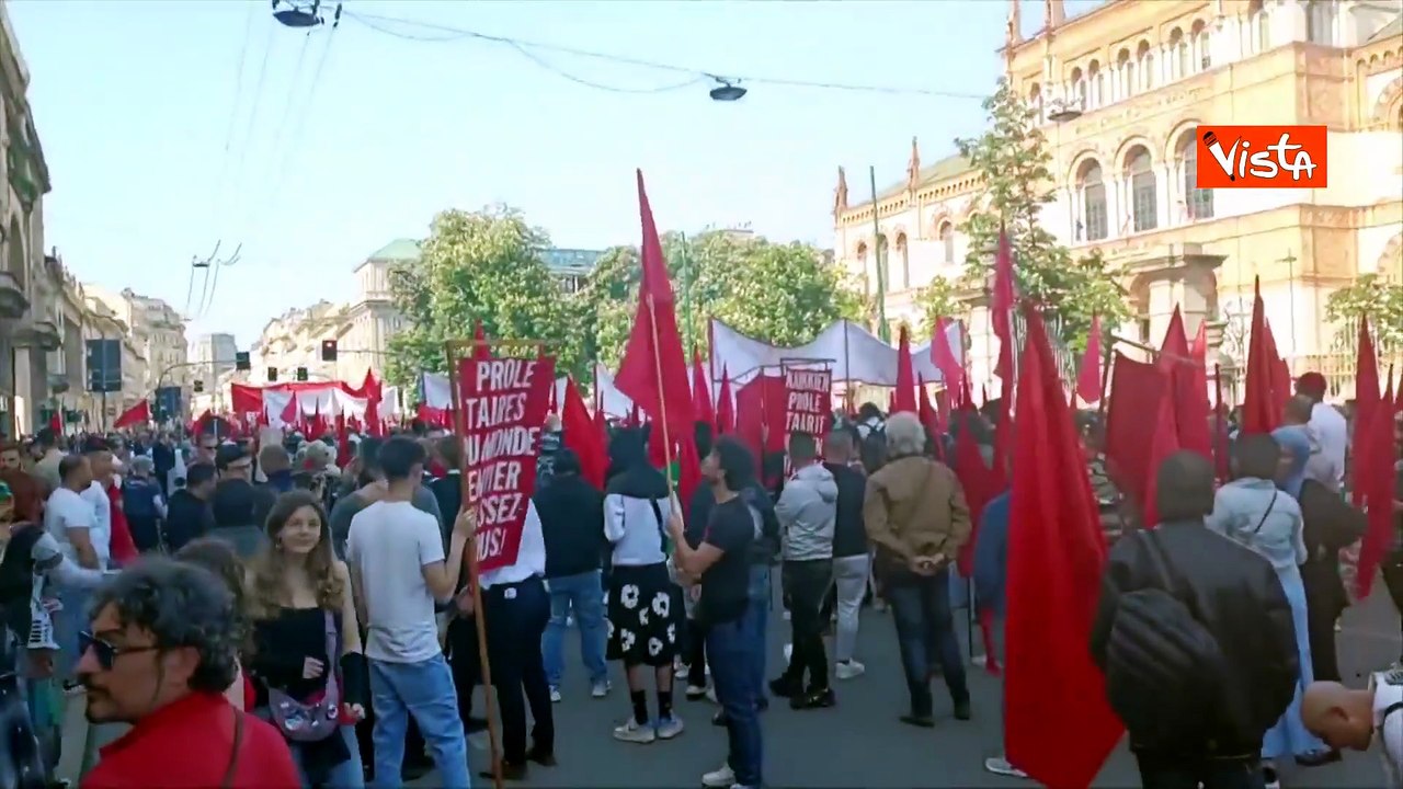 Primo Maggio, corteo a Milano di Cgil, Cisl e Uil per la festa dei lavoratori