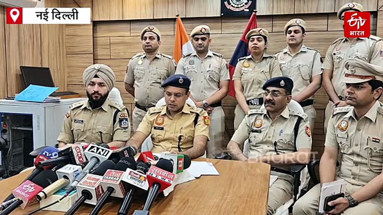 गोविंदपुरी और कालकाजी में चल रहे फर्जी डिग्री और प्रमाण पत्र बनाने वाले सेंटर का भंडाफोड़, बड़ी संख्या में फर्जी डिग्री और कैश बरामद