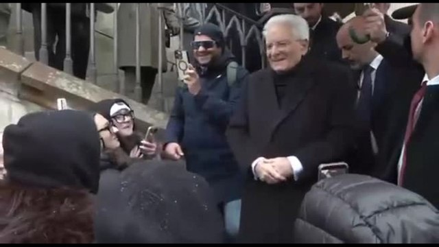 Mattarella a Praga acclamato da italiani che intonano l'inno