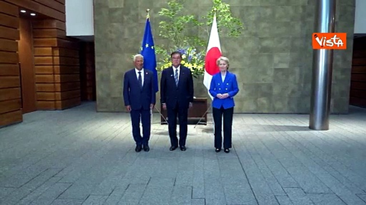 Ue-Giappone summit Tokyo, la stretta di mano Von der Leyen Costa e primo ministro giapponese Ishiba