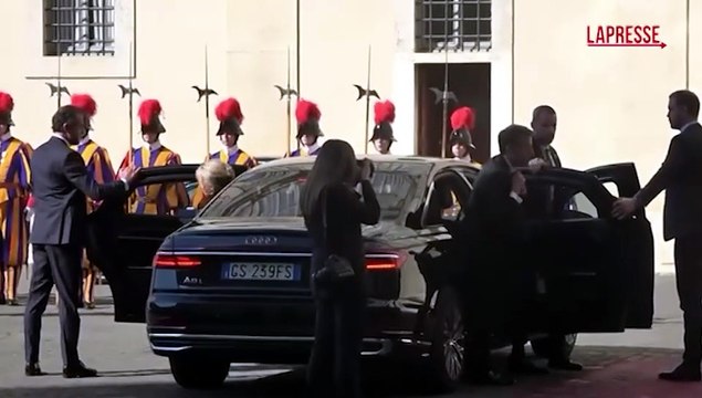 Macron vede il Papa, l'arrivo del presidente francese e della moglie Brigitte in Vaticano