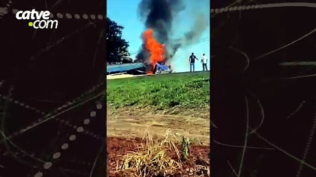 Caminhão pega fogo após batida na BR-277 em Céu Azul