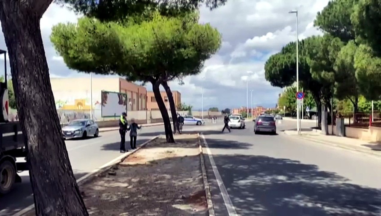 Cagliari, crolla l'asfalto e si apre una voragine in via Brotzu: strada chiusa
