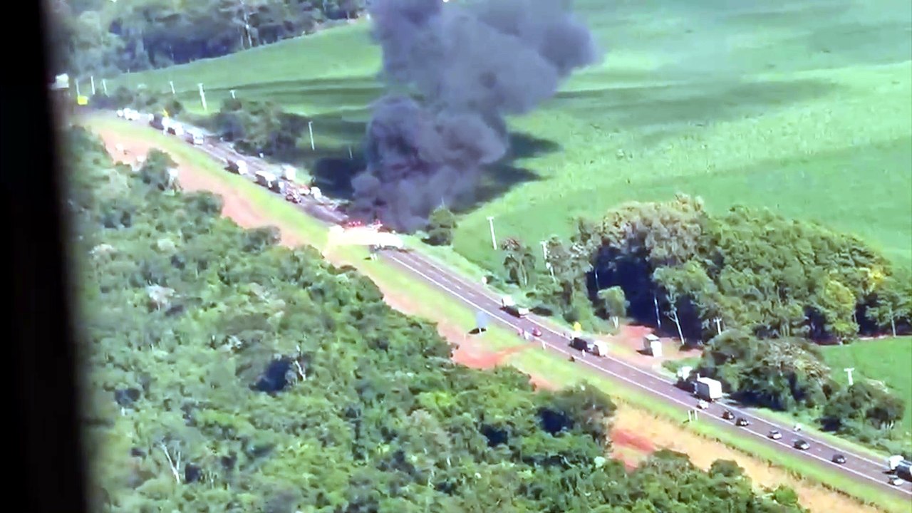 Imagens aéreas mostram BR-277 completamente interditada após grave acidente com incêndio
