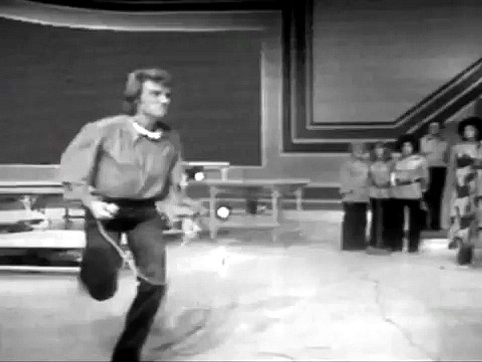 1973 - Johnny Hallyday - “Rien n’Vaut Cette Fille-Là” dans “Cadet Rousselle” (2ème Chaîne, 4 Janvier)