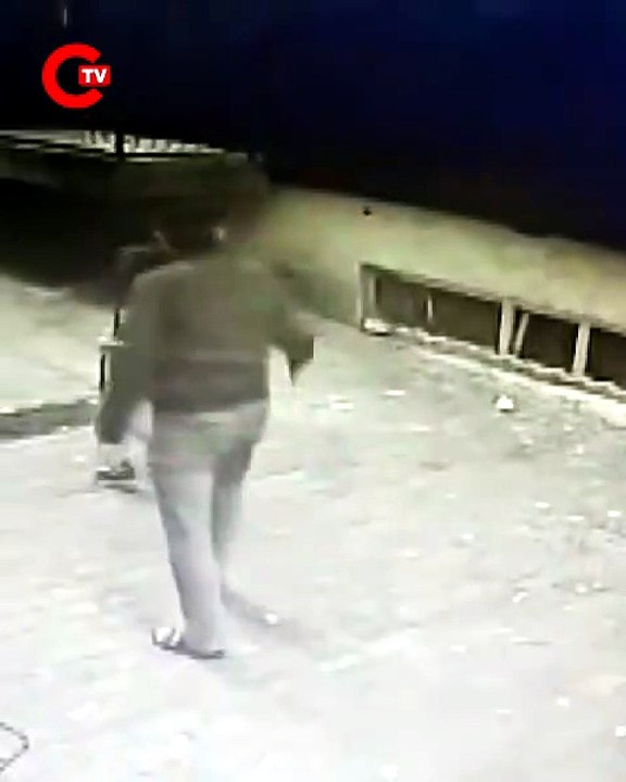 9 yaşındaki çocuğu 'Bahçeye zarar veriyorsun' diyerek darbetti