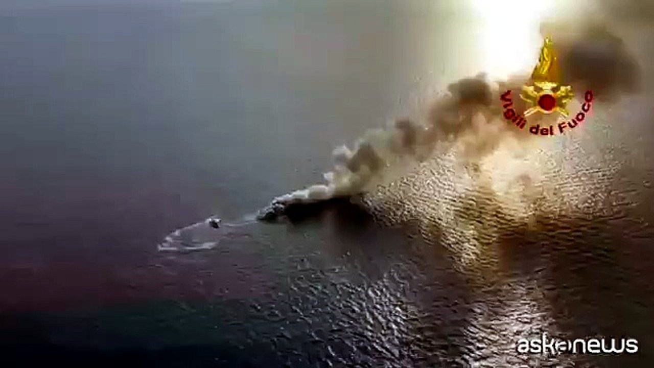 Imbarcazione in fiamme al largo Capo Noli, salvate le persone a bordo