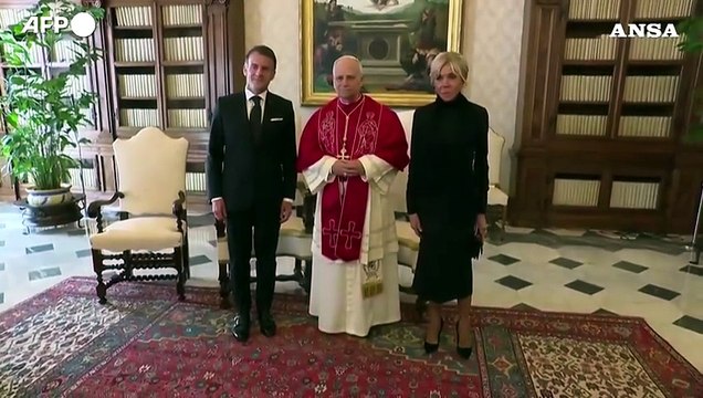 Macron in Vaticano, colloquio e scambio di doni con papa Leone