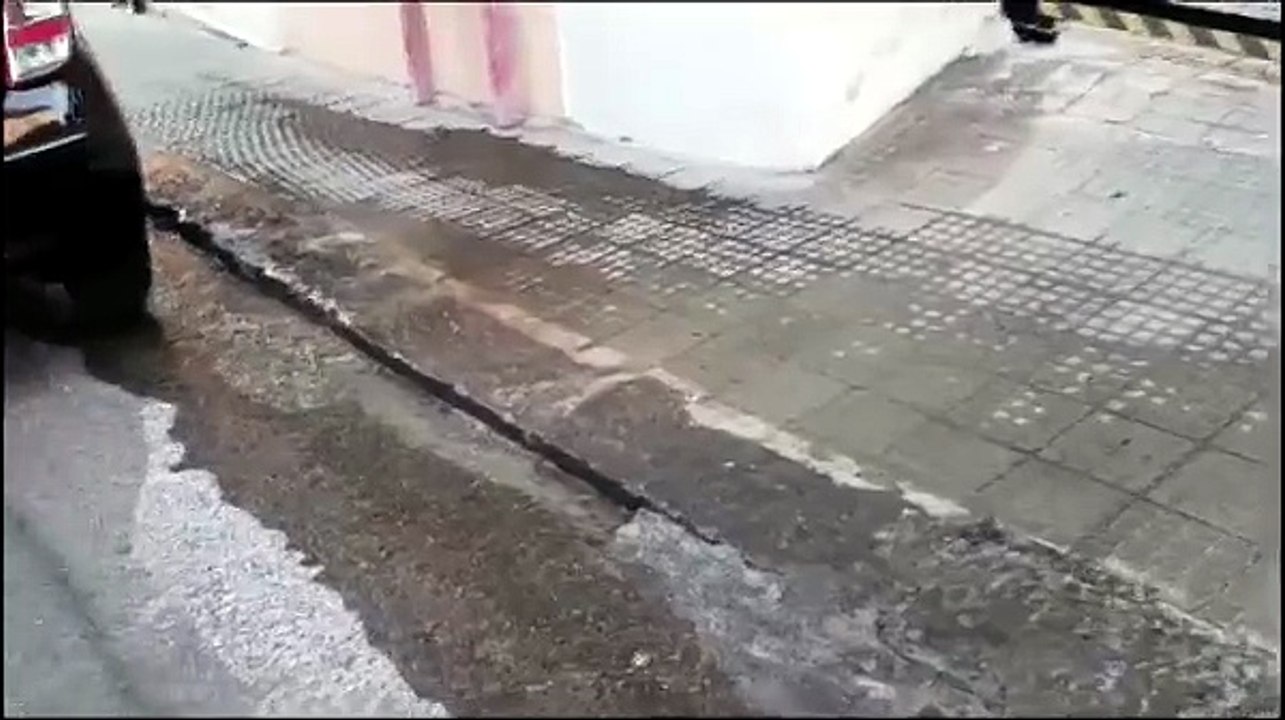 Cagliari, perdita d'acqua in via Rovereto: nessun intervento, la segnalazione più di una settimana fa