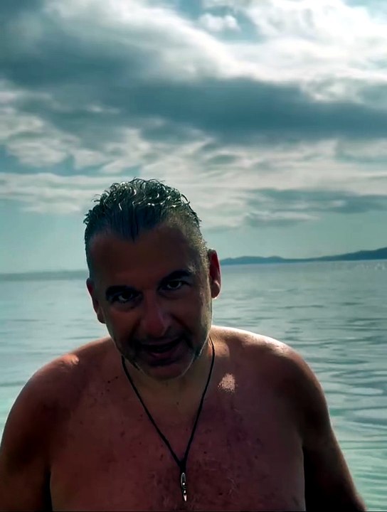 Γιώργος Λιάγκας: Έβαλε μαγιό και βούτηξε στην Τήνο - Η ανάρτηση τη Μεγάλη Παρασκευή