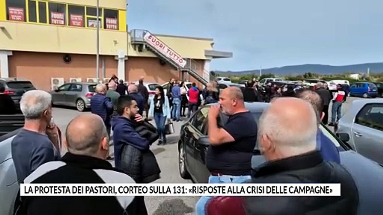 La protesta dei pastori, il corteo sulla 131 «Risposte alla crisi delle campagne»