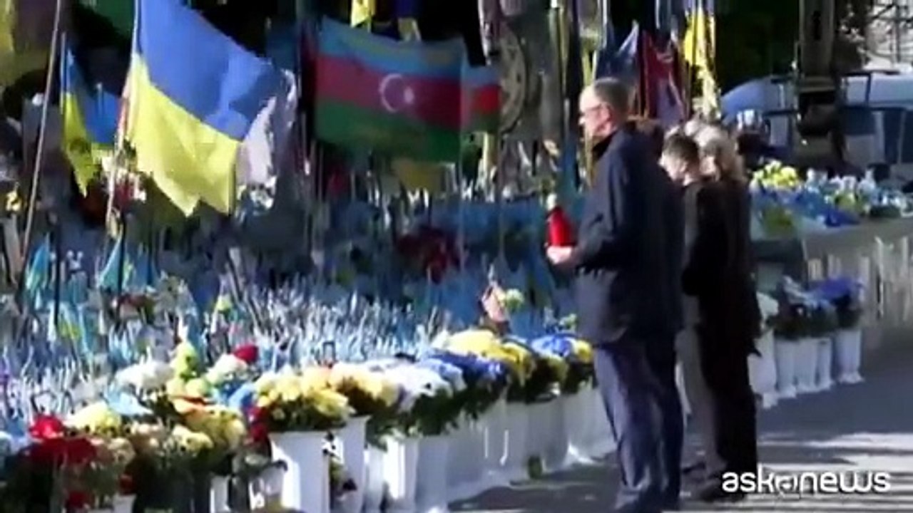 A Kiev l'omaggio di Macron, Merz, Starmer, Tusk agli ucraini caduti