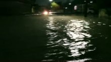 ⚠️🚗 Un joven fue captado intentando cruzar en su automóvil una calle de Monclova completamente inundada, pero la corriente terminó arrastrándolo varios metros.