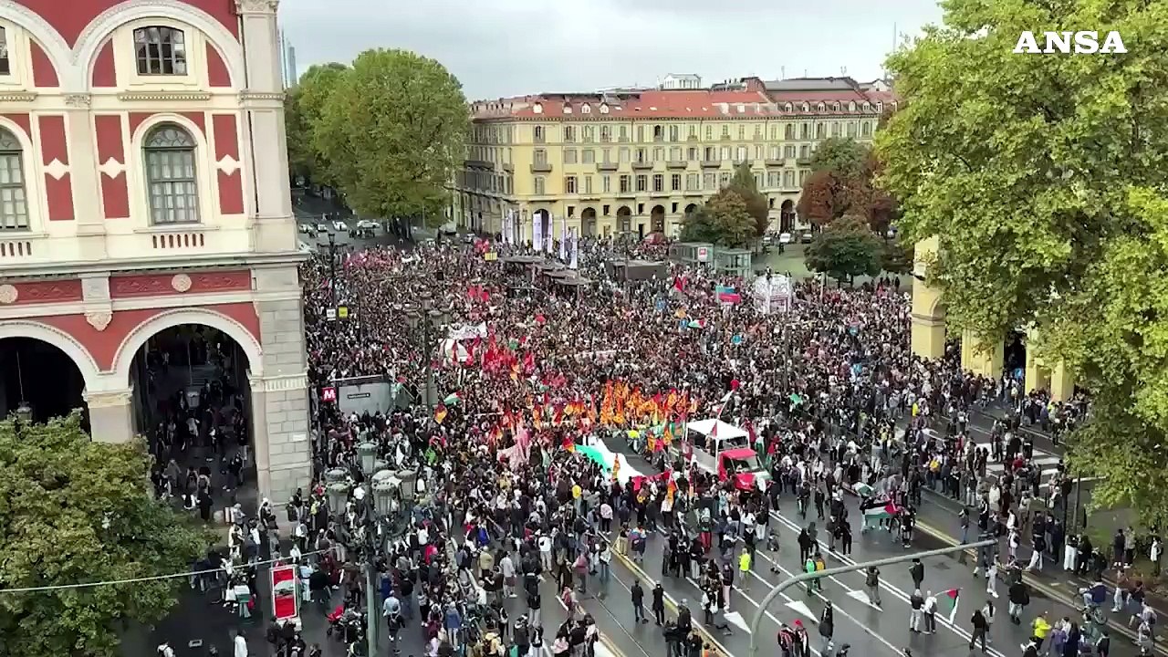 Torino in piazza per Gaza, in migliaia davanti a Porta Nuova