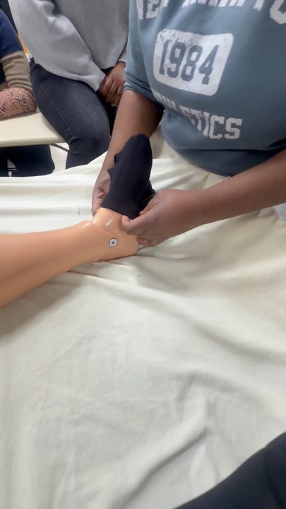 Pose de bas médical de compression