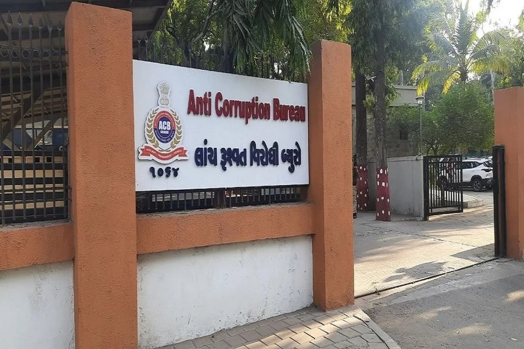 Video News: 50 हजार की रिश्वत लेते बिचौलिया गिर...