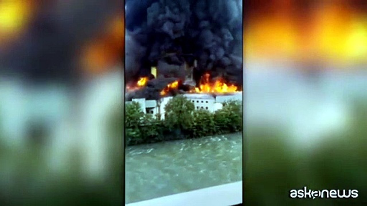 Vasto incendio a Bolzano, in fiamme un'azienda