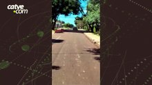 Carro é flagrado arrastando peça e deixa objeto no meio da rua em Cascavel