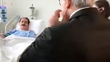 Şanlıurfalı İbrahim Tatlıses Hastanede “Mektebin Bacaları” Türküsünü Söyledi