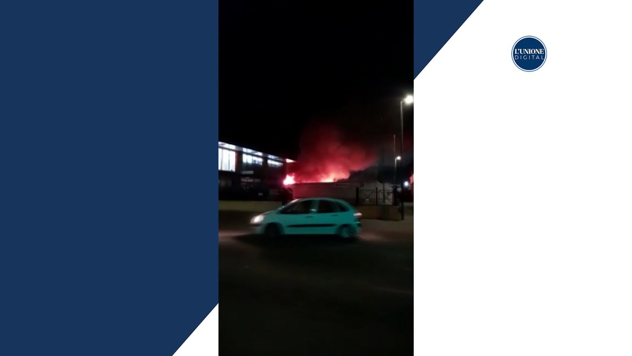 Selargius, fiamme nella notte in un magazzino sulla 554: ecco il video