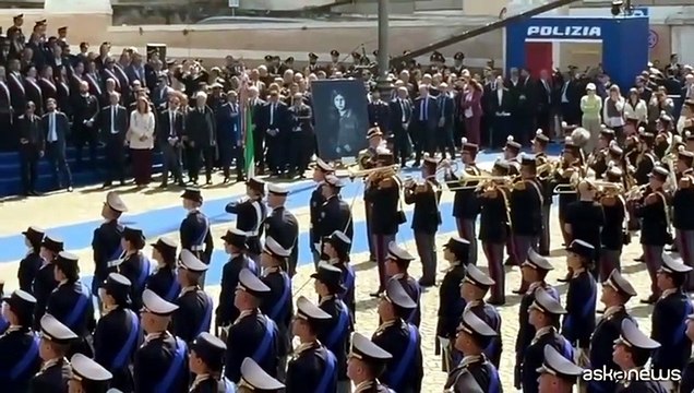 Festa della Polizia, la medaglia d'oro alla Bandiera del Corpo