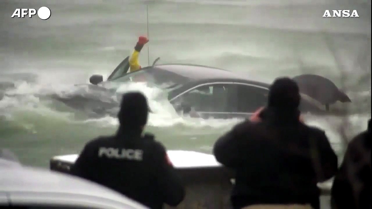 Auto nel fiume in piena, muore una donna. Le immagini-choc
