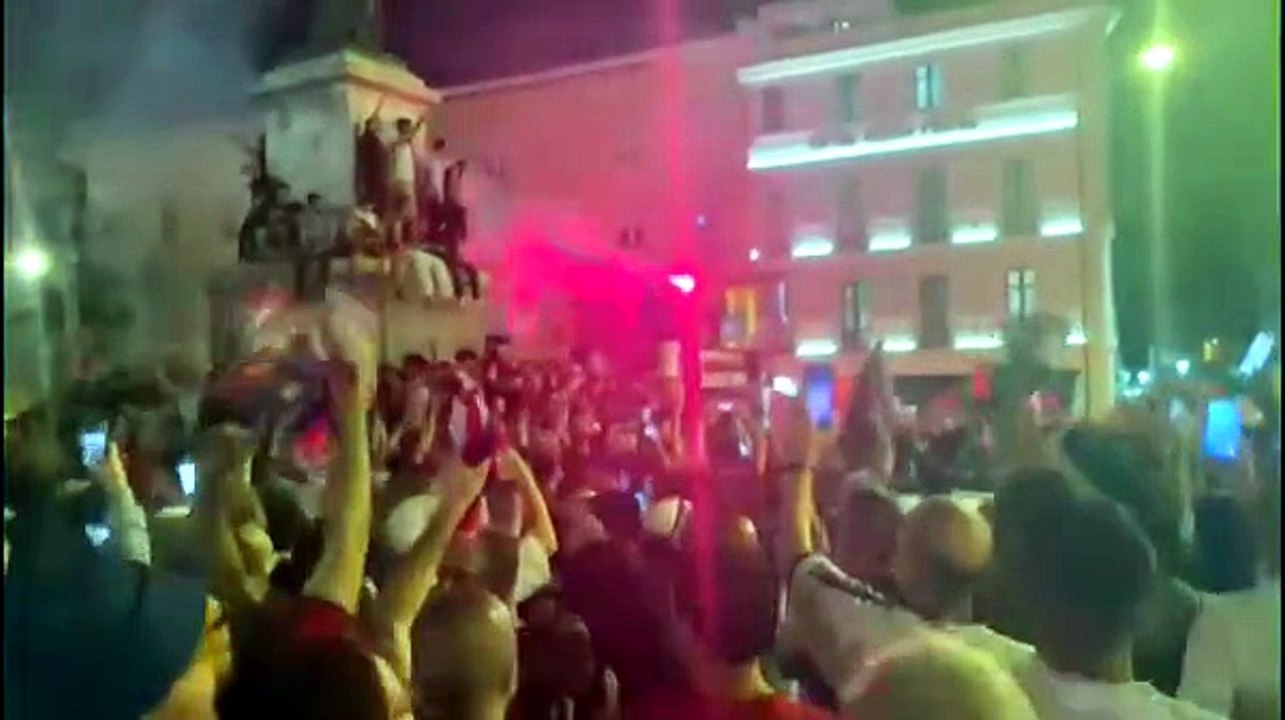 Cagliari in A, la grande festa in piazza Yenne: folla, cori, lacrime  e fumogeni