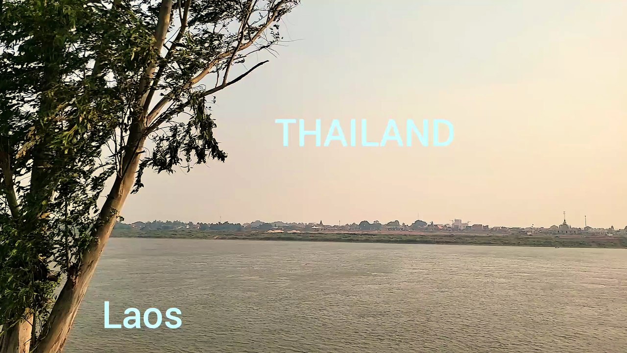 The border between Thailand and Laos is so close that sometimes I feel like swimming across it.
