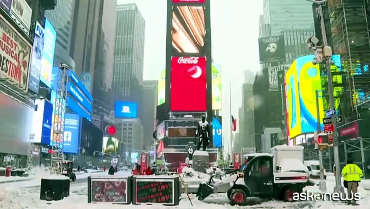 New York sotto la neve, le immagini da Times Square