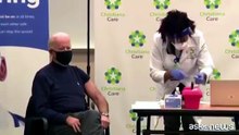Covid, Joe Biden si vaccina in tv: non c'è nulla da temere