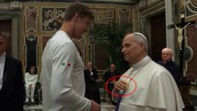 El Papa León XIV juega a quitarle la medalla a un atleta italiano en el Palacio del Vaticano