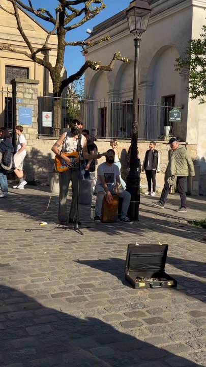 Street singers bringing the vibe 🎤