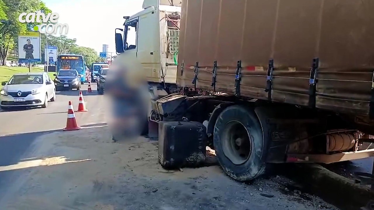 Caminhão perde freio e colide com bate em mureta na BR-277, em Foz do Iguaçu
