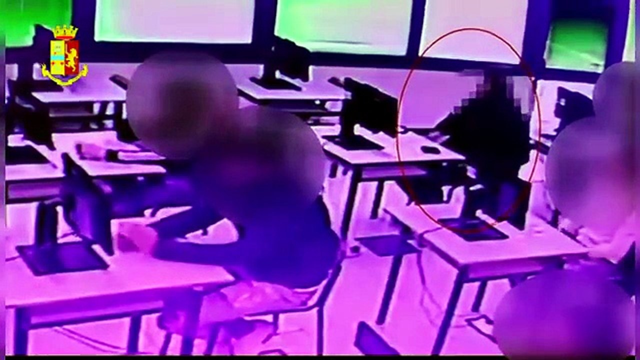 Cagliari, trucca l'esame della patente: le immagini che lo incastrano