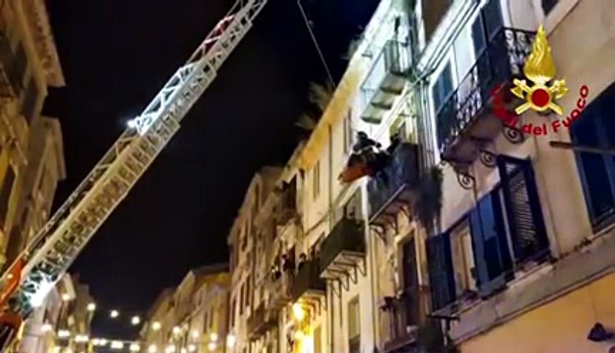 Sassari, intervento dei Vigili del fuoco per un soccorso dal secondo piano