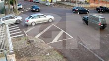 Câmera flagra forte colisão na Rua Antonina