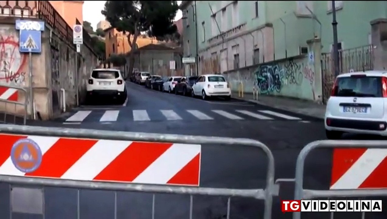 Cagliari, muro dell'Università pericolante: strada chiusa e traffico in tilt