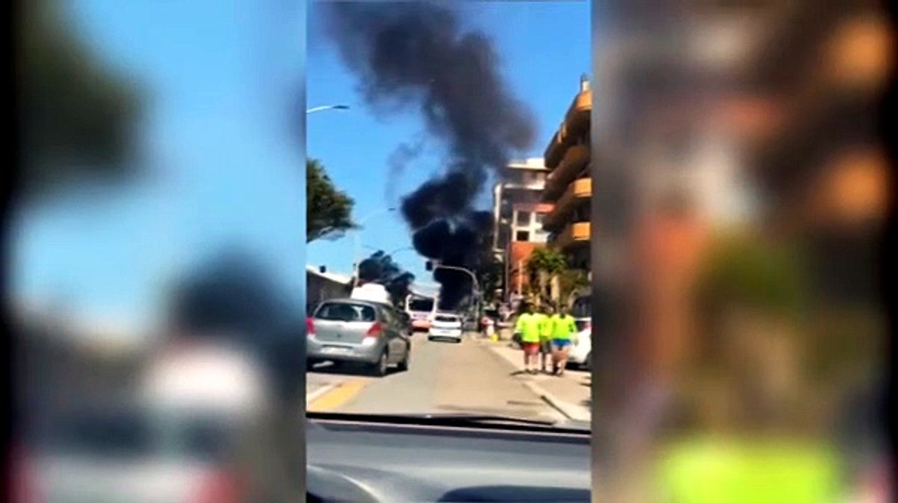 Cagliari, auto a fuoco in viale Poetto