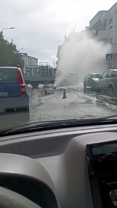 Nuoro, scoppia una condotta: traffico in tilt in viale Repubblica