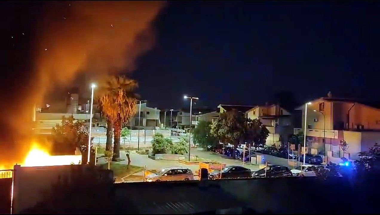 Selargius, allarme incendio nella notte: le immagini