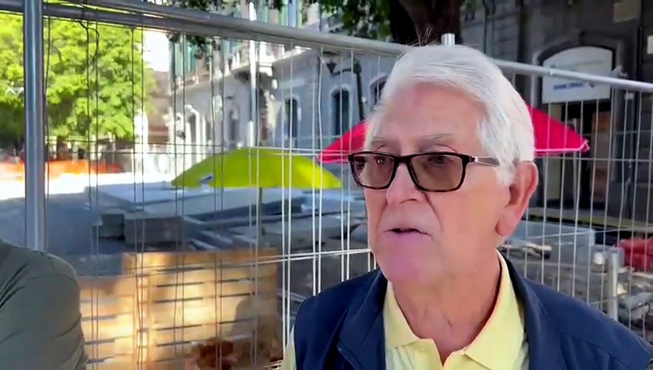 Cagliari, in viale Trieste la rivolta dei commercianti con le galline: "Cantiere infinito, stiamo fallendo"