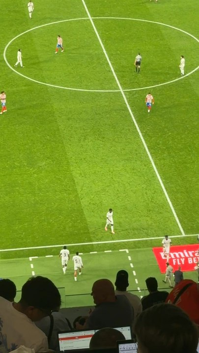 Reacción peculiar de Vinicius y Mbappé saliendo del césped en el Real Madrid - Girona