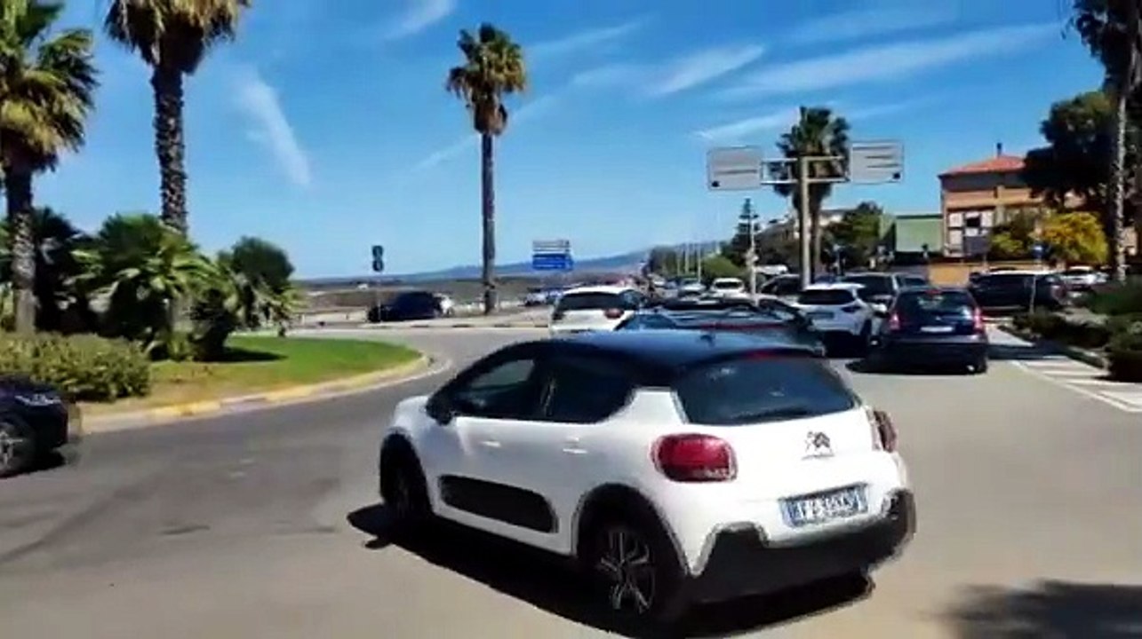 La Pasquetta al Poetto dei cagliaritani: pienone in spiaggia e code