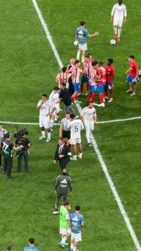 Protesta de Bellingham a los árbitros tras el pinchazo en el Bernabéu
