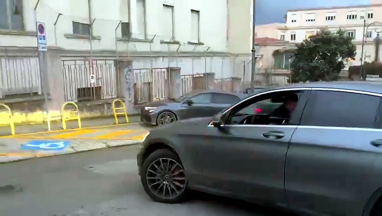 Traffico e ingorghi in via Porcell, ma non mancano i furbetti