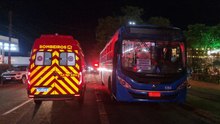 Homem sofre ferimentos na cabeça após ser atropelado por ônibus na Av. Tancredo Neves